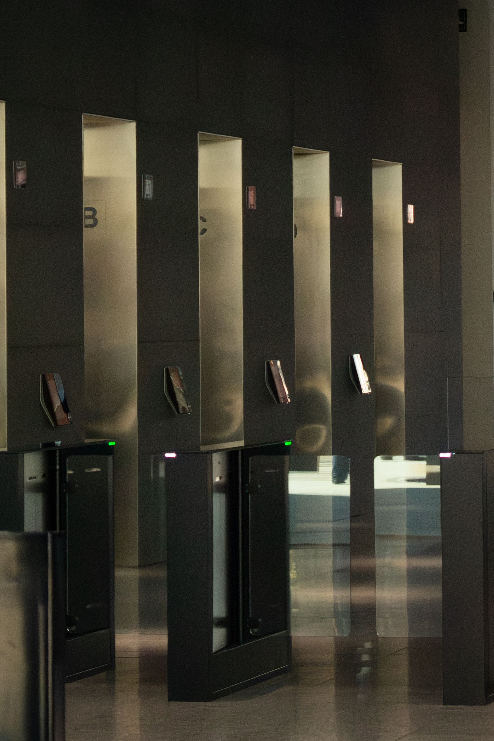 Catracas de controle de acesso em entrada de prédio corporativo