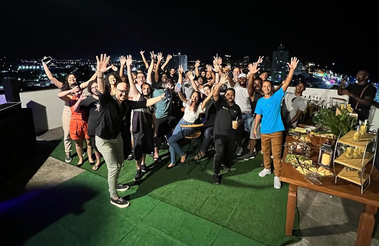 Equipe da Hinfoluz reunida em confraternização