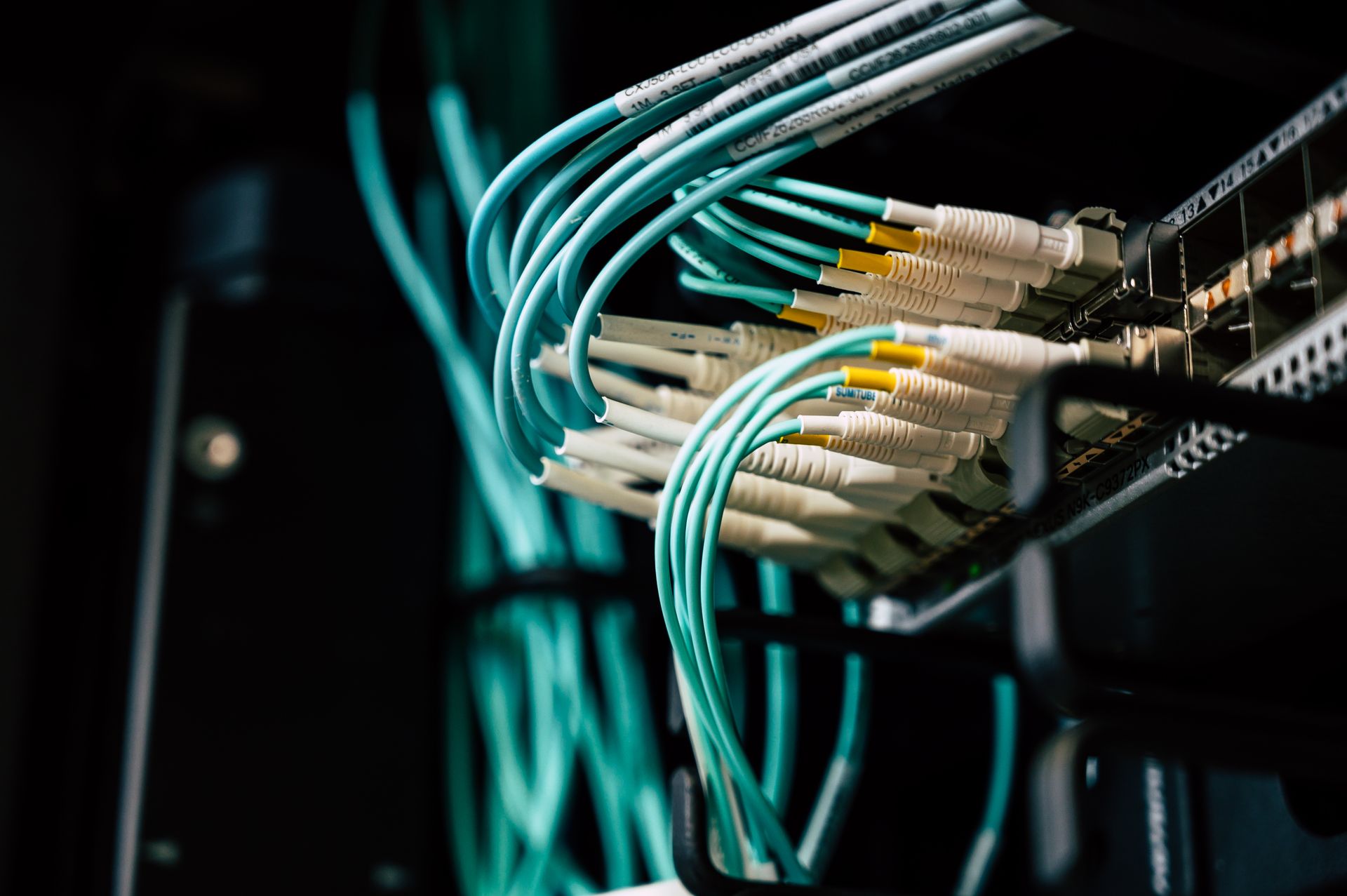Cabeamento de fibra óptica organizado em rack de rede