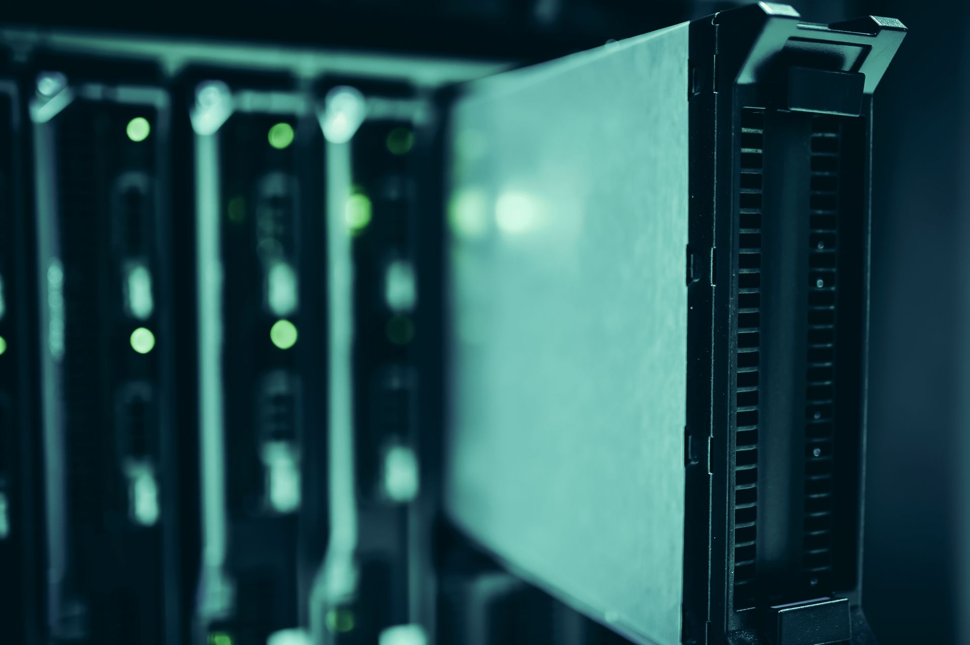 Detalhe de servidor em rack de data center